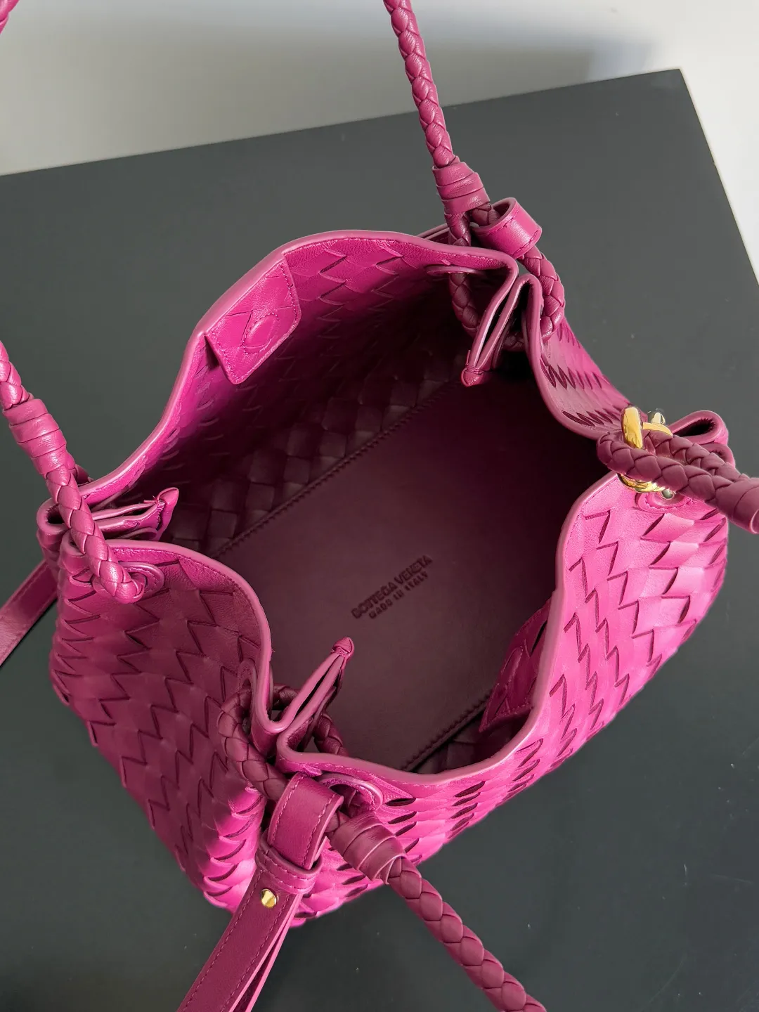 Batch 2060 BOTTEGA VENETA 2025 Autumn New Product Medium Parachuta The long-awaited new medium parachuta is here, with a unique appearance and iconic metal knots, and a whole piece of leather folds the four corners into a parachute shape! The exquisite Knot metal buckle is like putting jewelry on a bag. It is high-end and elegant. Its super capacity can hold all your things! The overall effect of this bag is very different from before. It is neither too delicate to provide a large capacity nor too bulky because of its practicality. It simply provides a perfectly suitable bag for casual and simple people👜 Style number: 835921 Size: 29.5*18.5*17.5cm